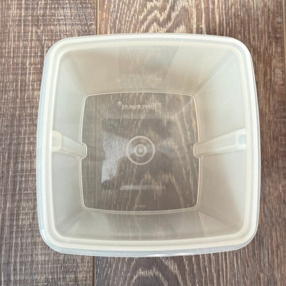 Tupperware Pick-A-Deli Pickle Container - Picture 10 of 16